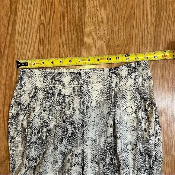 Miss Selfridge Pleated Soft Pants Snake Skin Women’s Size 6 Tapered Leg - Picture 12 of 12